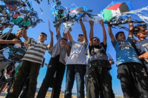 Crianças palestinas protestam no porto de Gaza contra restrições de Israel ao uso de pipas
