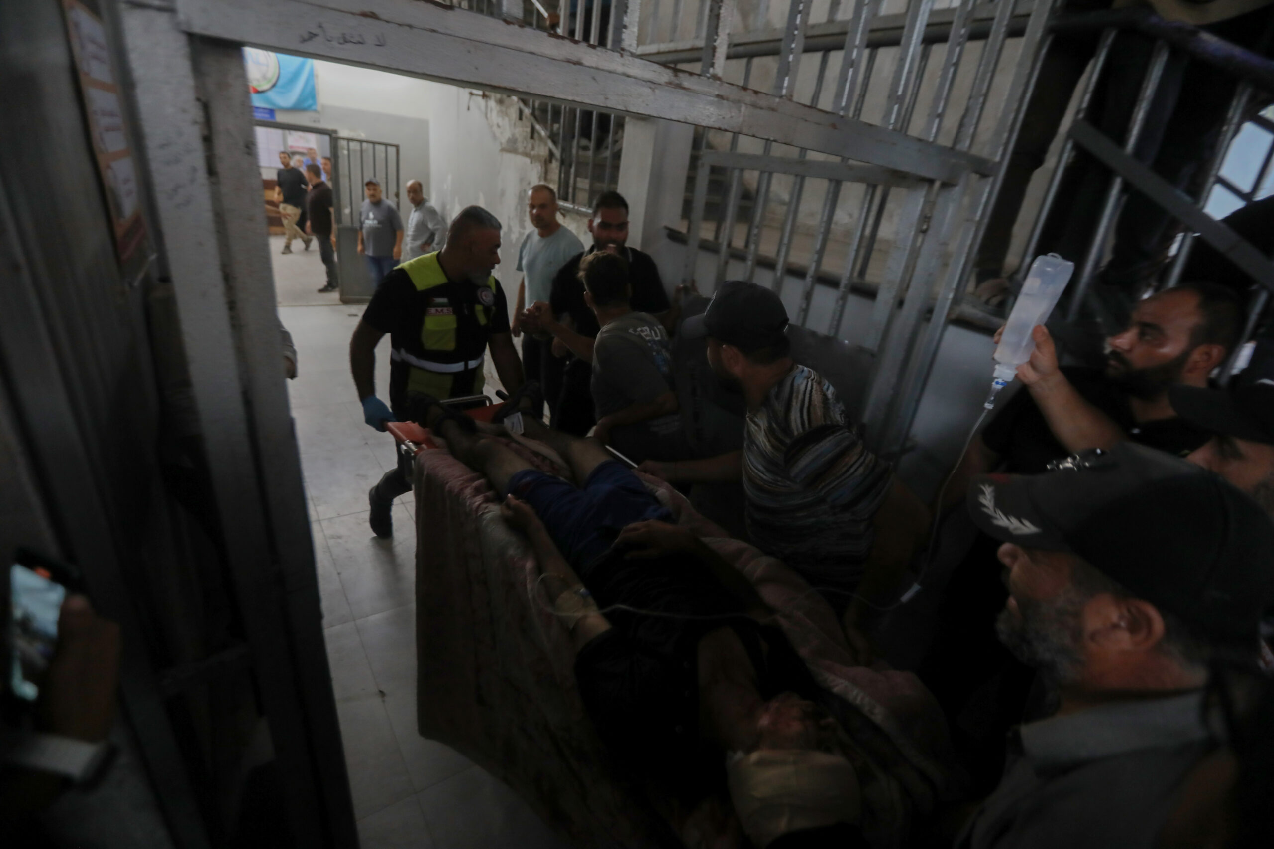📸 Foto: Hashem Zimmo / TheNews2 | Ataque aéreo contra residência no norte de Gaza deixa três mortos e sobrecarrega complexo Al-Shifa