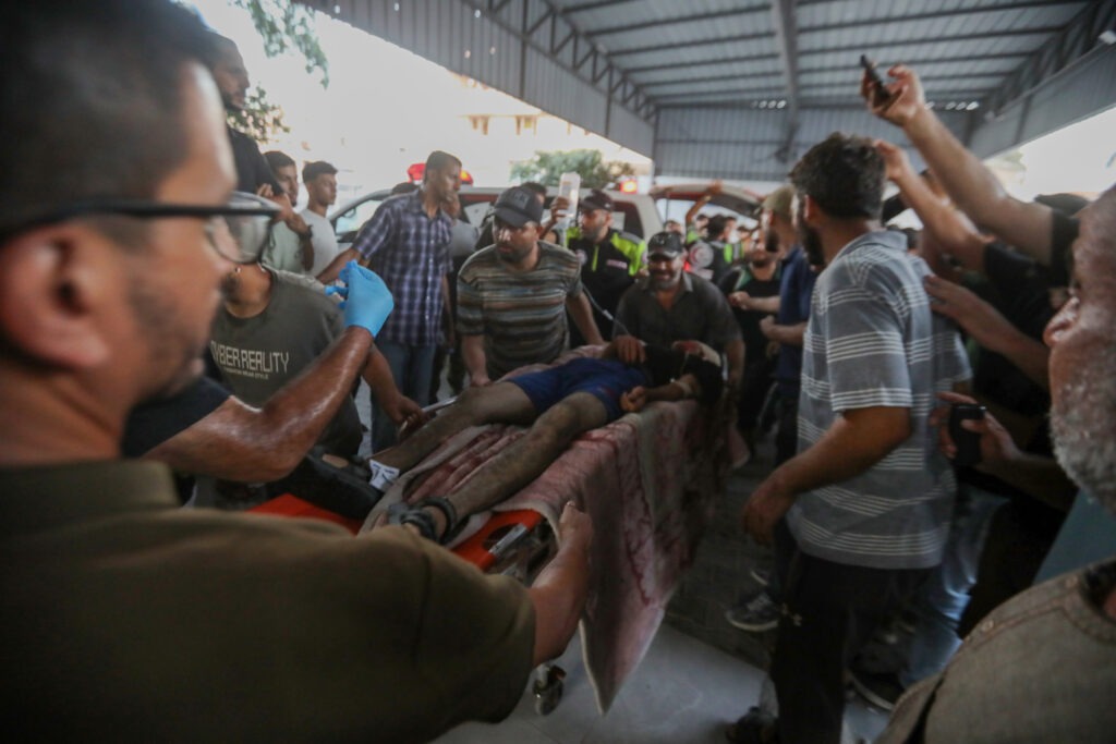 Ataque aéreo contra residência no norte de Gaza deixa três mortos e sobrecarrega complexo Al-Shifa
