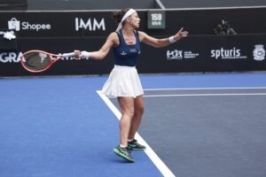 Suzan Lamens (NED) ganha de Carolina Meligeni Alves (BRA) pela primeira rodada do SP Open 2026, no Parque Villa-Lobo em São Paulo