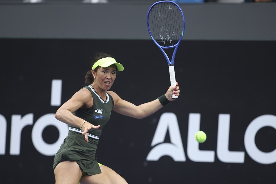Gabriela Cé é eliminada por Eva Lys após jogo interrompido pela chuva