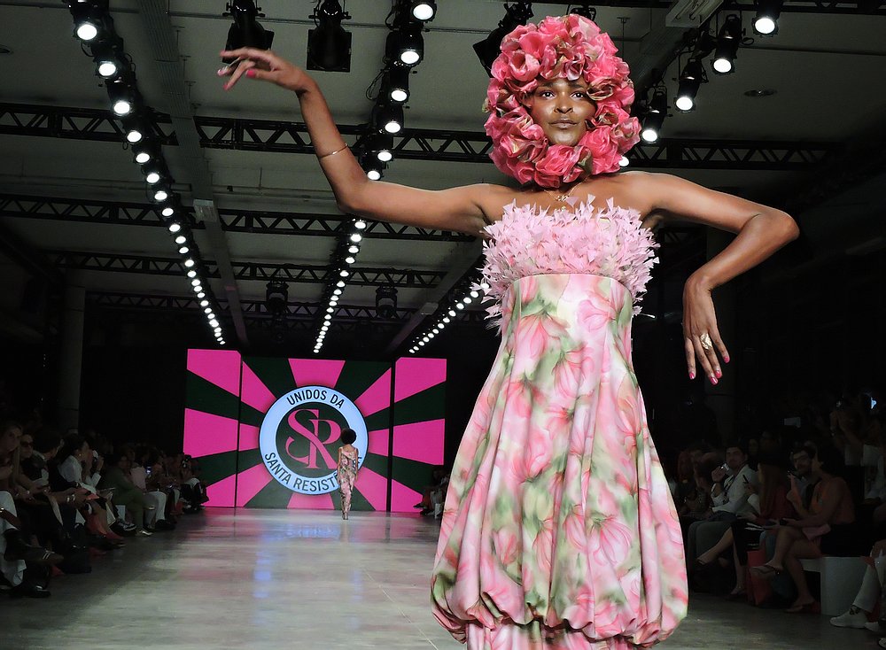 Santa Resistência celebra Mangueira em verde e rosa no SPFW
